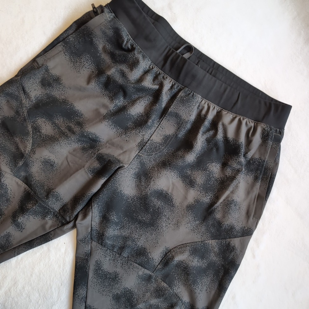 Under Armour Mens XL Fitted Stretch Woven Pants Black Camo Abstract Athletic